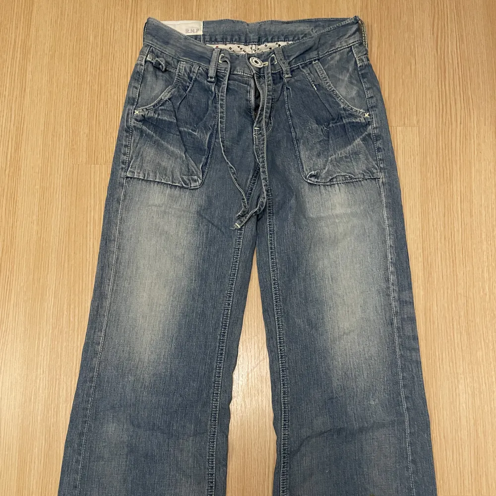 Säljer dessa vintage jeansen i storlek s! LÄGG PRISFÖRLAG! Skriv för frågor!💗. Jeans & Byxor.