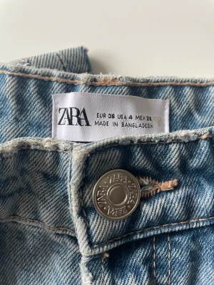Zara jeans - Mid rised straight zara jeans! Dom är använda några fåtal gånger. Säljer för 100kr+ frakt!
