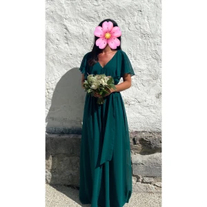 Grön klänning  - En riktigt fin grön klänning! Använd endast en gång förra sommaren då jag var brudtärna. Inga synliga tecken på användning. Storlek: 34 Ny pris på bubbelroom är 999kr Jag säljer den för 400kr