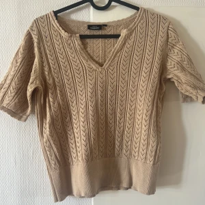 Beige stickad topp - Beige, stickad/ virkad topp i strl S, från kappahl. Superfin och endast använd en gång så i nyskick. 🫶