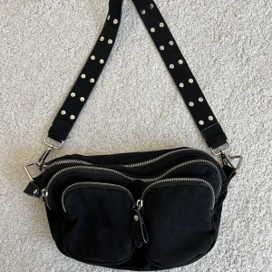 Väska - Säljer nu denna fina väska inköpt på Gina Tricot. I svart mockaimitation. Rymmer mycket.