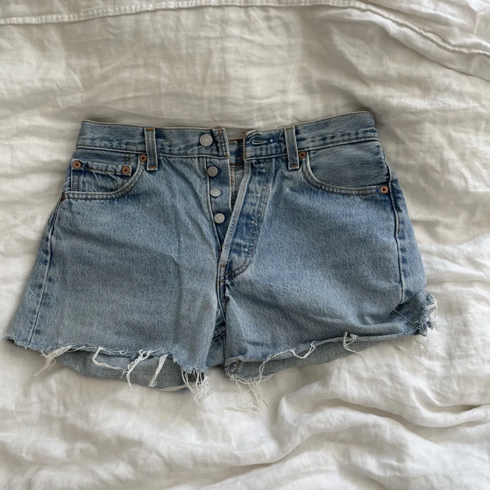 Perfekt blå färg på ett par shorts. Dom har W 30 och L 34. Köparen står för frakten:). Jeans & Byxor.