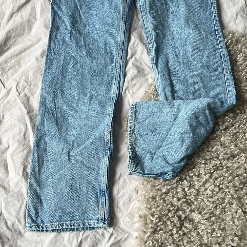 Lågmidjade jeans i modellen arrow från weekday🤍 Knappt använda!. Jeans & Byxor.