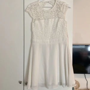 Vit klänning - Vit klänning passar som studentklänning, öppen rygg och fint fall på kjolen