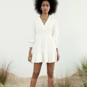 Vit klänning  - Säljer den här vita zara klänningen i väldigt fint skick, bara använd några gånger förra sommaren.