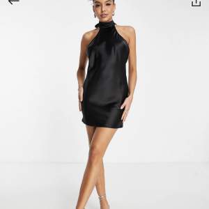 Svart klänning med öppen rygg från Miss Selfridge/ASOS. Stl 36. Kort i modellen.