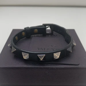 Valentino armband  - Valentino armband i fint använt skick! Nypris 2 825kr 
