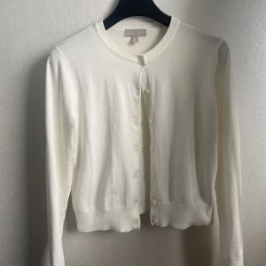 Vit kofta - En vit kofta som passar till våren. Den är fin över en sommartopp💕 Inte jätte använd och inte sliten. Stolek M men rätt så liten i stoleken då jah vanligtvis har S.