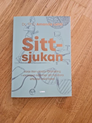 Bok sittsjukan - En livsstilsbok om hälsa, fysisk aktivitet och stillasittande. Helt ny. Perfekt för den som vill inspireras till sommaren eller ge bort som present. Varan är helt i nyskick.