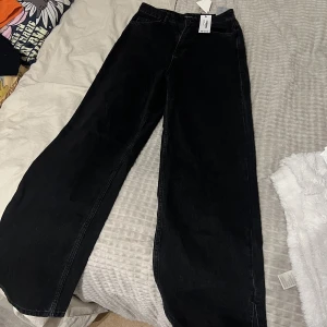 Boyfriend jeans - Aldrig använda. Prislapp kvar. Passar S/M. Inte stretchiga