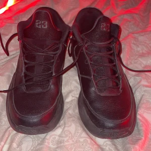 Jordan Max aura 3  - Är inte så ansvällda för dem inte passar längre. Storleken är 40. Nya kostar 1350kr