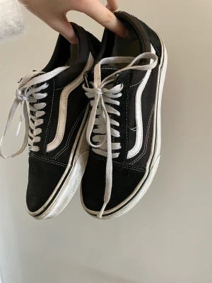 Vans skor  - Rensar garderoben och säljer därmed dessa skor! Finns spår av användning💗