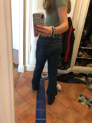 Jeans - Ett par lee boutcut jeans med dubbel knapp skitsnygga nästan aldrig använda 