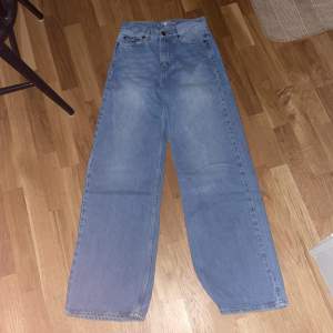 Jeans från junkyard köptes för 450kr men säljer dem för lite billigare helt oanvända  jätte bra skick finns inget dåligt med dem säljer dem för att dem är försmå pris kan diskuteras köparen står för frakt