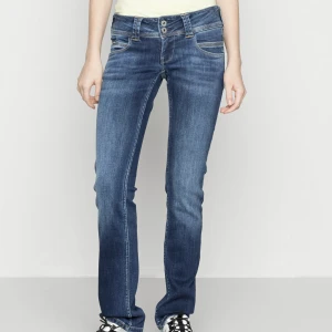 Pepe jeans Venus  - Säljer mina pepe jeans då d ej kmr t användning längre, passar perfekt i längden på mig som är 156 cm och det är storlek 25/30. Inga skador på dom o dom  är inte använda mkt alls. Kontakta vid intresse, nypris 1000kr