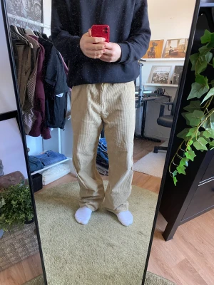 Weekday manchester byxor i baggy fit  - Ett par weekday byxor i manchester material. De är storlek 32 och säljer då storleken är lite för stor för mig. De är bra skick förutom en liten fläck på ena benet, som för övrigt inte är så synlig. Mer bilder kan skickas vid önskan. 