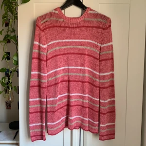 Grovstickad randig tröja - Rosarandig stickad tröja från Cappuccini, strl M💞säljer på grund av att den inte kommer till användning!
