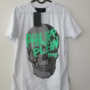 Storlek M, aldrig använd - Vit t-shirt, aldrig använd. Storlek M, unisex. Som ny! Bra kvalite!