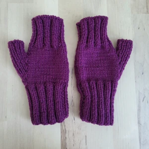 Stickade torgvantar - Stickade torgvantar i lila/purpur. Del av ett set! 