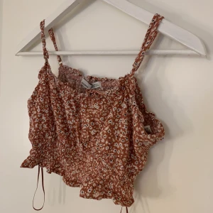 Sommar topp - Gullig blommig topp i storlek M men passar M till XS 50kr + frakt