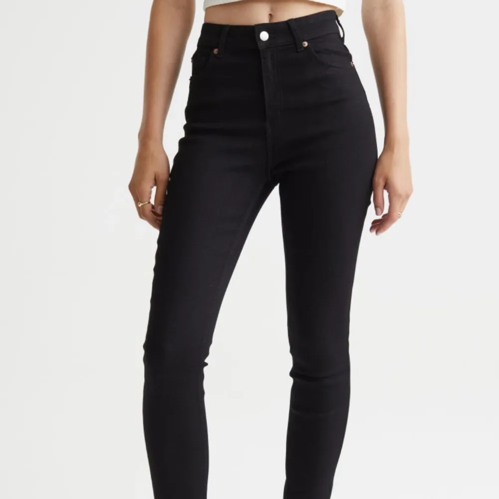 Svarta jeans från hm som tyvärr blivit för små💕. Jeans & Byxor.