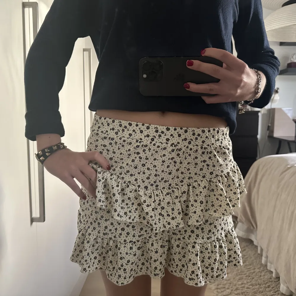 Jätte söt trendig kjol/skjorts till sommaren med gulligt mönster! . Shorts.