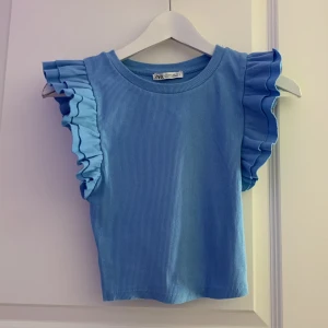 Tröja  - En blå tröja typ magtröja från zara, jätte skönt matrial och nästan ny