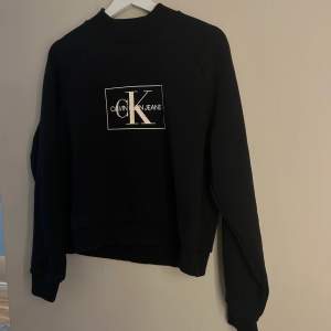 Sweatshirt i nyskick från Calvin Klein, nästan aldrig använd och har inga spår av användning💞 Storlek M. Köpt för 1000kr