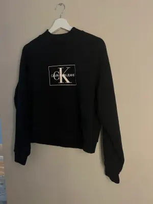 Sweatshirt i nyskick från Calvin Klein, nästan aldrig använd och har inga spår av användning💞 Storlek M. Köpt för 1000kr