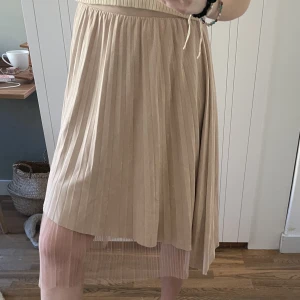 Lång kjol från zara - Rosa kjol från zara. Dragkedjan är lite svår att få upp längst upp på kjolen