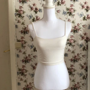 Topp  - Vit topp från lager 157 i strlk xs. Den har som ett till lager innan för så man inte behöver ha en bh på sig!💓📬