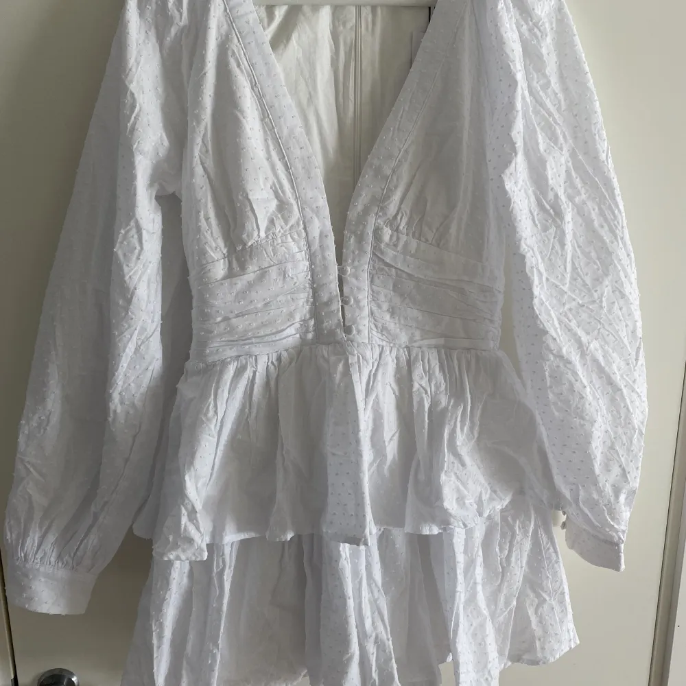 Säljer denna superfina vita klänning i strl 38. Va tänkt till min student men passa inte riktigt mig. Obs de fattas en knapp! Nypris 999kr säljer nu för 599 + frakt. Klänningar.
