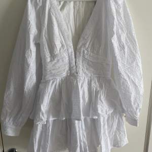 Säljer denna superfina vita klänning i strl 38. Va tänkt till min student men passa inte riktigt mig. Obs de fattas en knapp! Nypris 999kr säljer nu för 599 + frakt