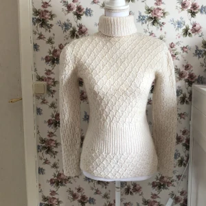 Stickad tröja - Vit stickad tröja som är hemmagjord. Den har två små fläckar som knappt syns, men det borde gå bort i tvätten☺️💝📬