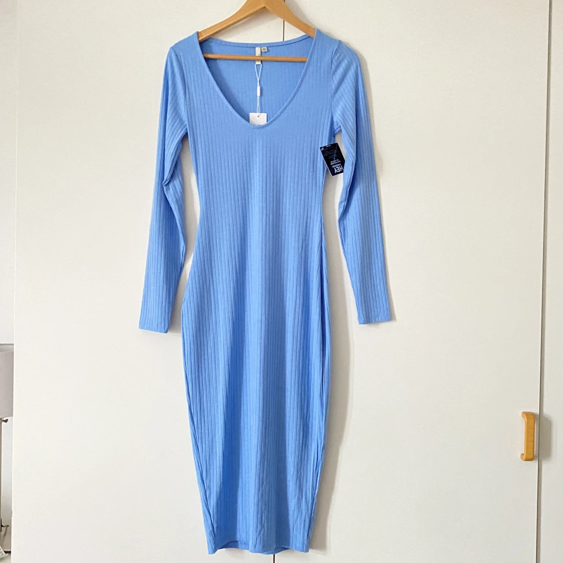 Blå ribbstickad klänning