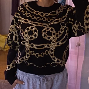 Sweater med tryck - såå snygg sweater med kedjetryck från Topshop 🥰 slutsåld! nypris 360 kr, knappt använd :) pris kan diskuteras, ge förslag!