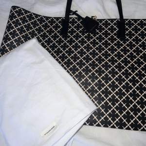 Säljer nu min fina By Malene Birger väska abi tote  som är köpt för ca ett halvår sen som används ca 2 gånger. Köpt från NK hemsida, sparsamt använd.🩷 Köparen står för frakten! Kvitto finns och dustbag ingår.