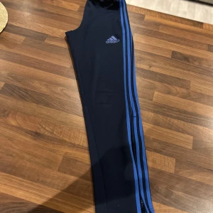 Adidas träningsbyxor - Snygga adidas tränings byxor strl xs