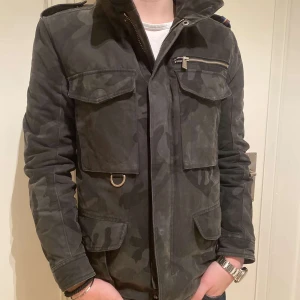 Snoot jacka - En snygg fodrad snoot jacka i storlek s. Den är svart med kamouflage mönster Passar med allt och har en otrolig passform.  Skick: 7-8/10 Pris går att diskutera vid snabb affär.  Har du någon fråga eller fundering är det bara att höra av sig!