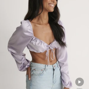 Blus - En jätte fin blus från na-kd, i nytt skick. Aldrig använd, endast provad. 🤍 Nypris: 379kr