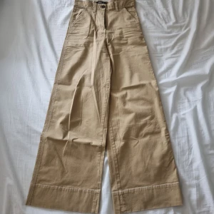 Vida beiga byxor - Ascoola högmidjade beiga byxor med vita sömmar från Gina tricot! Mer som chinos i materialet⭐️ Nästan aldrig använda så som helt nya! :) Lite tajta att ta på för mig men passar när de väl är på😋 lite skrynkliga på bilden. Skriv om du har frågor🫶