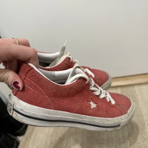 Converse - Converse köpta på Plick, köpte dom som de ser ut- med en sliten innersula (detta är inget jag känt av när jag haft dom på mig). Storlek 37 (23.5 cm innermått).