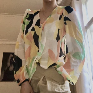 Mönstrad skjorta  - Mönstrad skjorta från Vila i storlek 38. Passar bra på mig som bär strlk S. Aldrig använd med lappen kvar!❤️