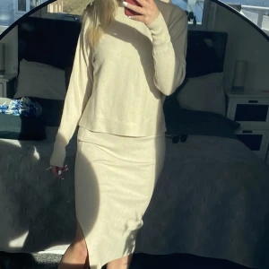 Stickat sett - Jätte fint stickat sett med slit på kjolen och polo tröja! Storlek 36/S på båda delarna, 350kr och köparen står för frakten🌸🌸
