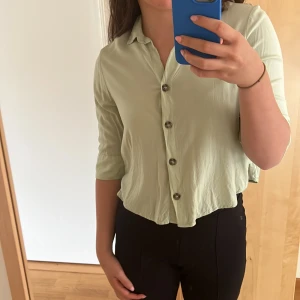 Linne kofta - Grön kofta i linne material. Super enkelt att bära och perfekt till sommaren!!!! Storlek 34 Köparen står för frakt!!💚💚💚