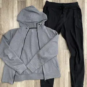 SOC ställ för sport, båda för 199kr, styckpris gäller hoodie för 149kr och byxor för 79kr