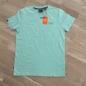 T shirt - En mint grön t shirt ifrån superdry. Helt ny! 
