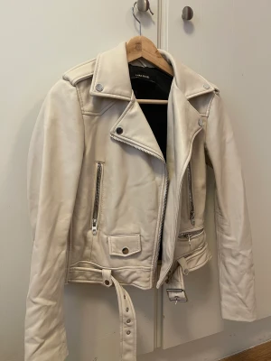 Skinnjacka  - Skinnjacka från Zara, köpt för fler år sen och har knappt använt den. 