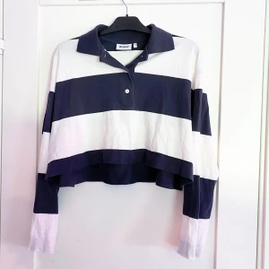 Croppad tröja  - Sjukt bekväm, jättefint skick! Croppad långärmad tröja från Weekday. Passsr en M bäst (det står S i men den är liiite stor i strl).