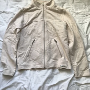 träja - en beige tröja som sitter ganska baggy. STORLEK : 40